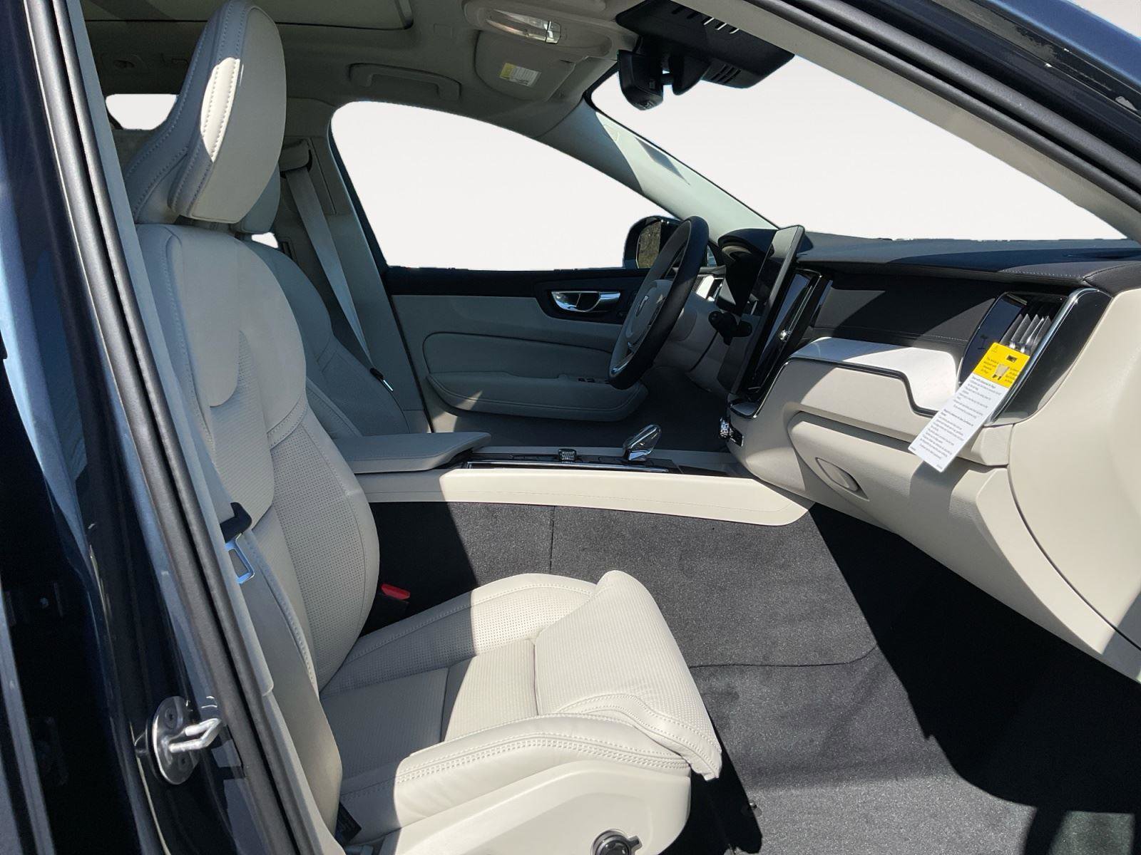 New 2026 Volvo XC60 B5 Ultra w/ Climate Package image 15