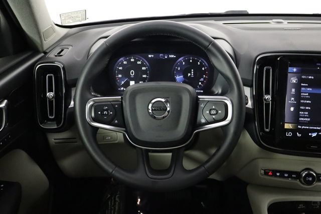 Used 2022 Volvo XC40 T5 Momentum AWD/4WD image 7