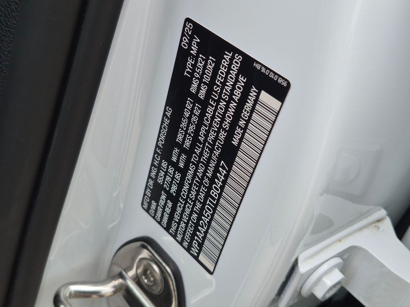 Certified 2026 Porsche Macan AWD/4WD image 30