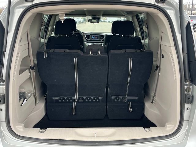 Used 2023 Chrysler Voyager LX image 7
