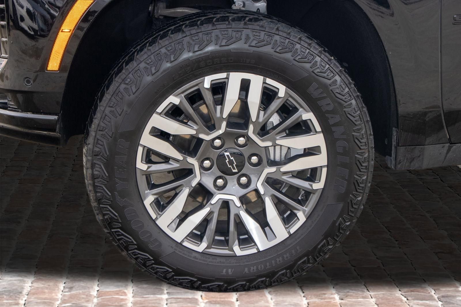 Used 2025 Chevrolet Suburban Z71 image 41