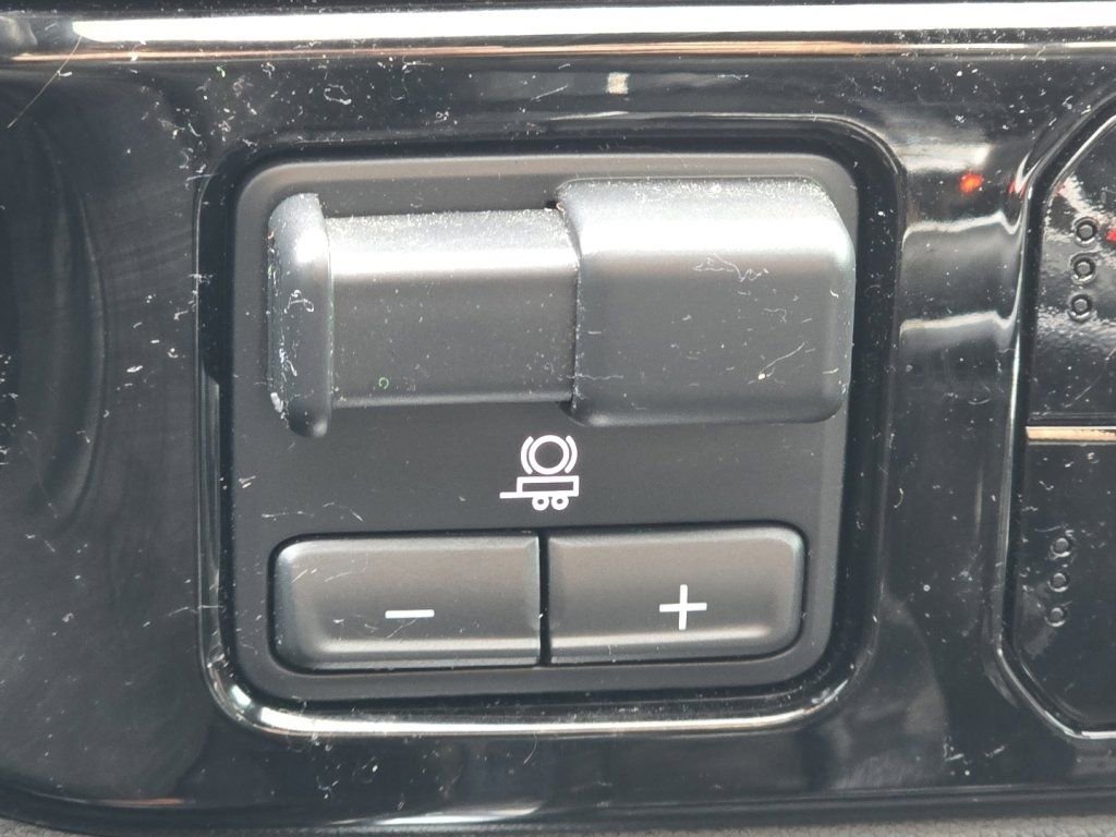 Used 2023 Chevrolet Silverado 1500 RST AWD/4WD image 8