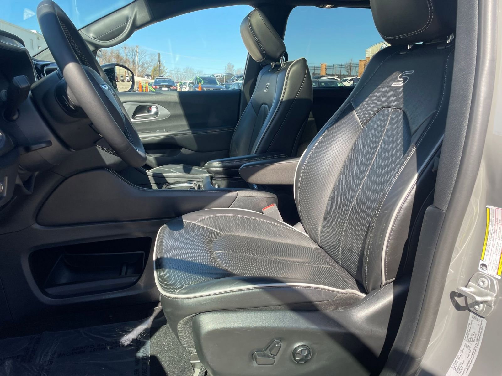 Used 2025 Chrysler Pacifica Limited image 27