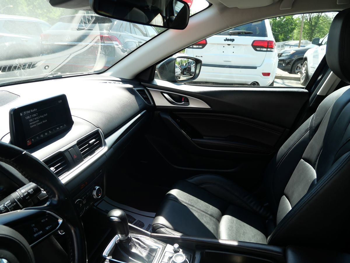 Used 2018 MAZDA MAZDA3 Touring FWD image 13