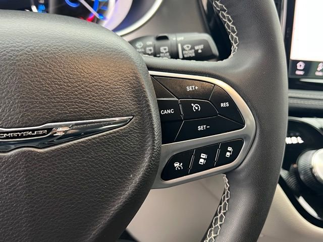 Used 2024 Chrysler Pacifica Select image 23