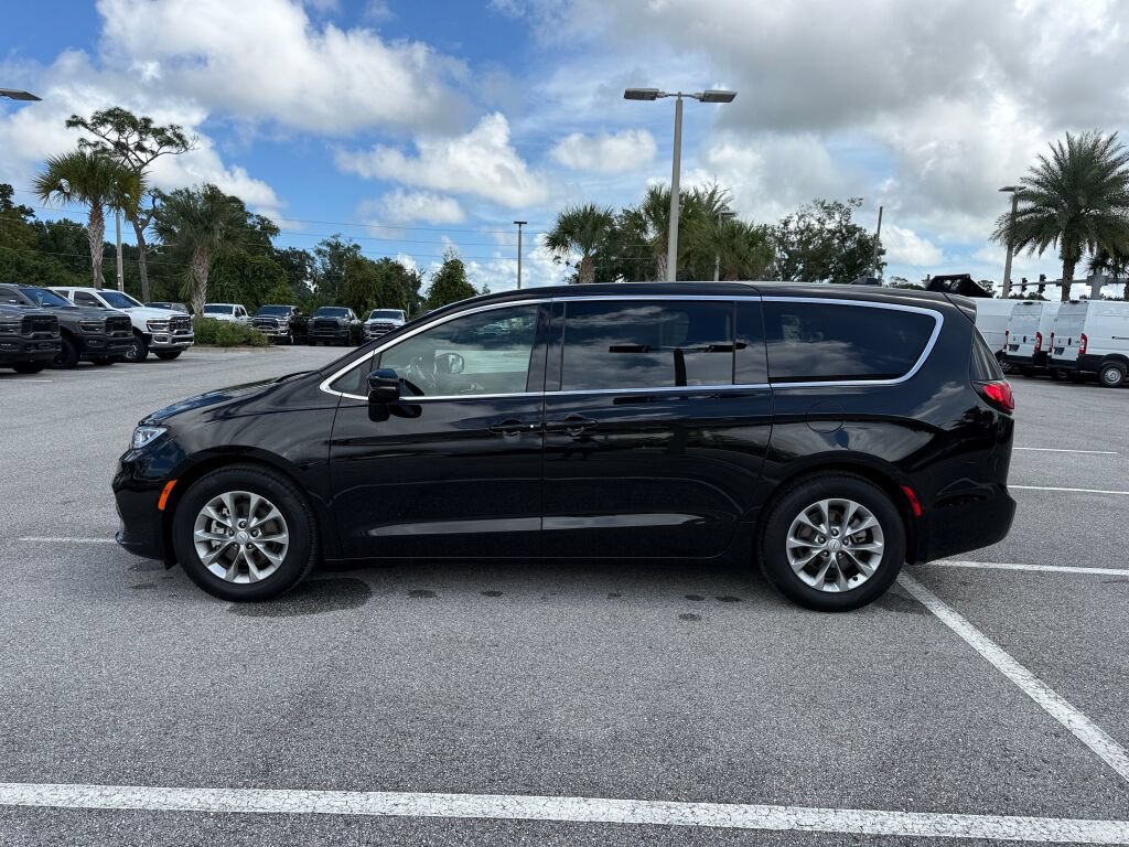 Used 2026 Chrysler Pacifica Limited FWD image 6