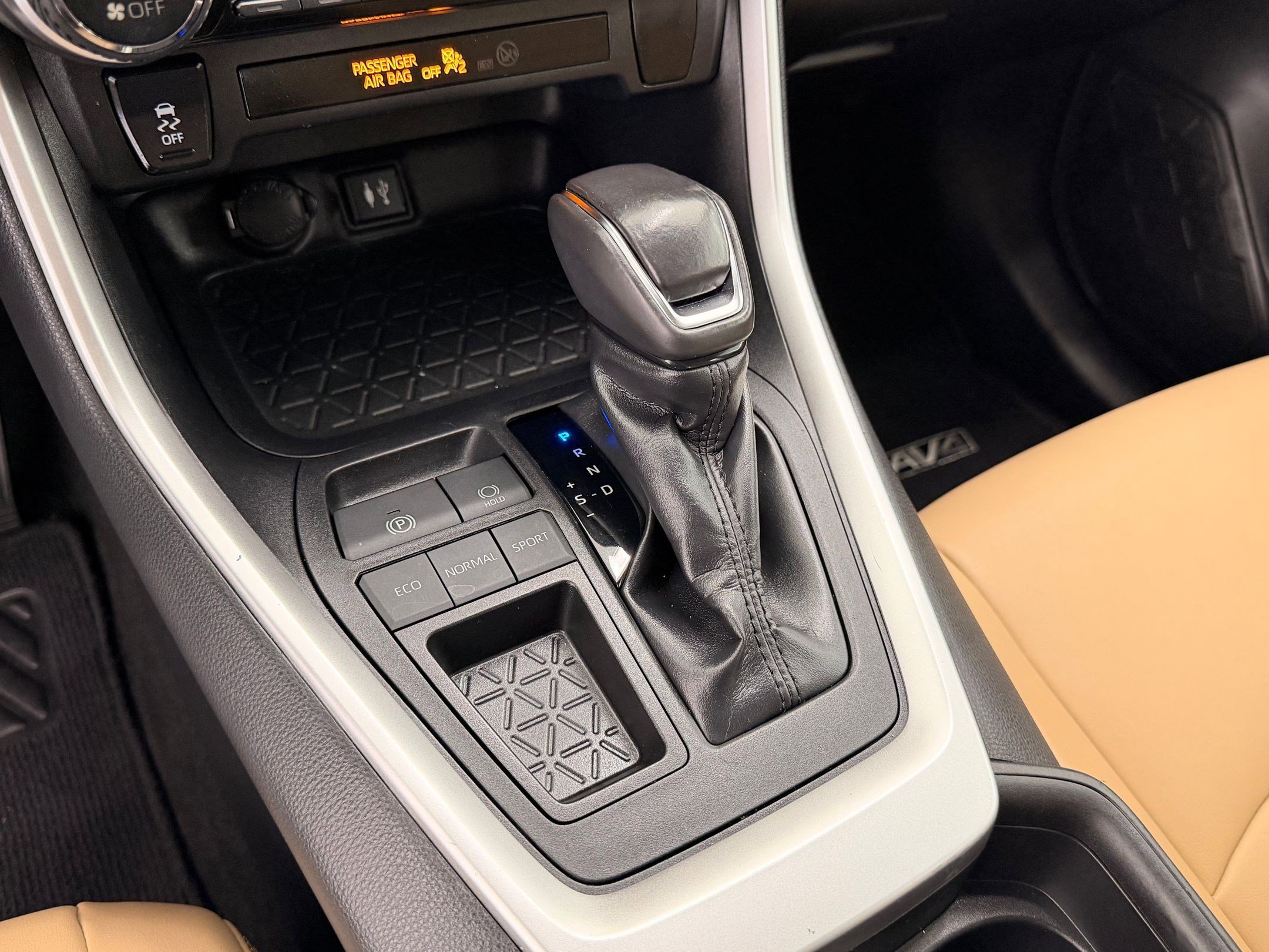 Used 2019 Toyota RAV4 XLE Premium image 18