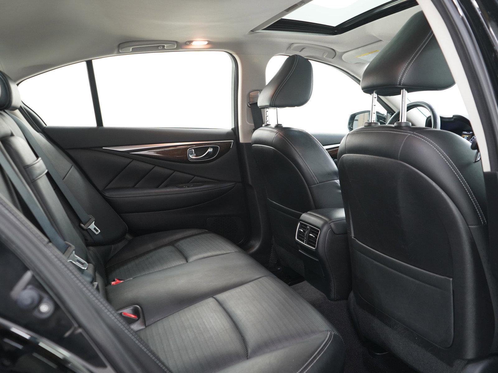 Used 2015 INFINITI Q50 AWD w/ Deluxe Touring Package image 12