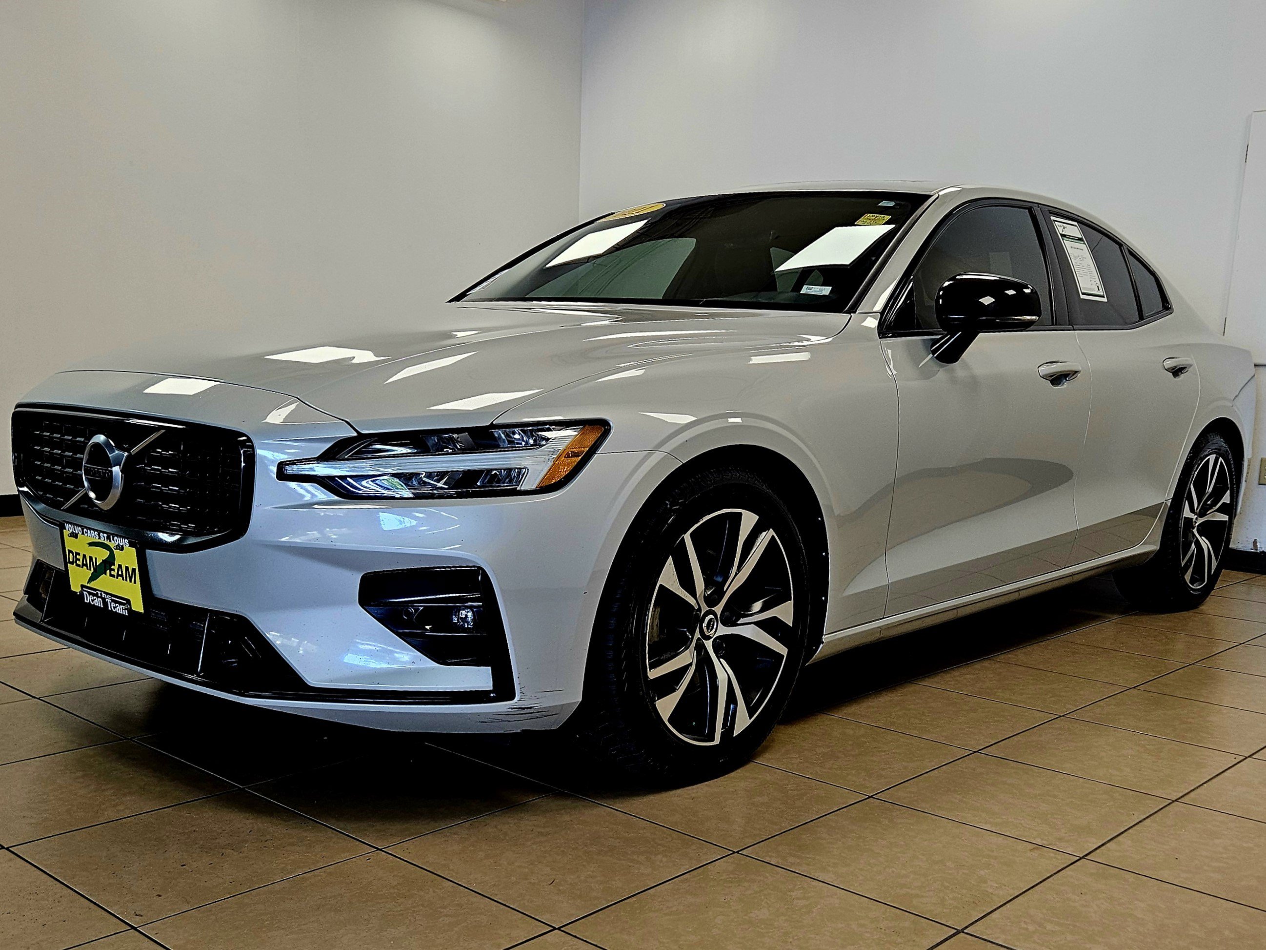 Used 2021 Volvo S60 T5 R-Design image 2