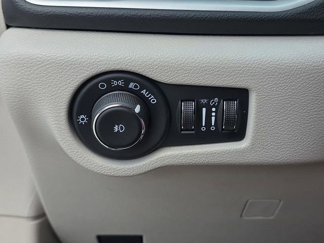 Used 2024 Chrysler Pacifica Touring-L FWD image 28