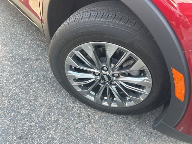 Used 2024 Cadillac XT4 Premium Luxury w/ Technology Package FWD image 2