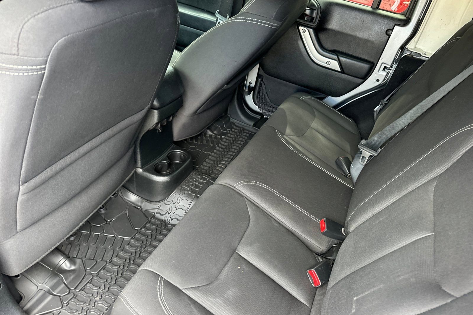 Used 2018 Jeep Wrangler Unlimited Sahara AWD/4WD image 13