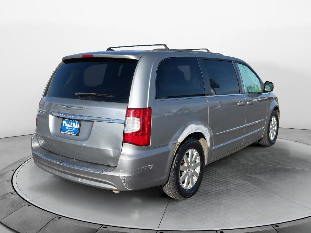 Used 2014 Chrysler Town & Country Touring image 5