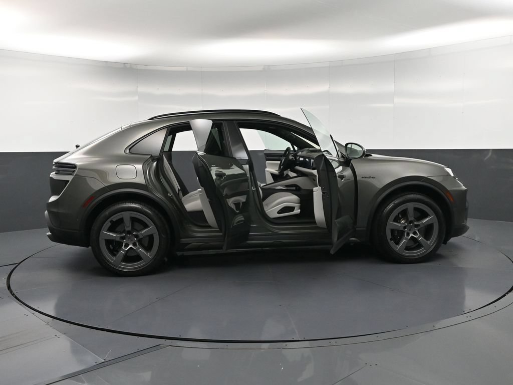 Certified 2025 Porsche Macan Turbo Electric AWD/4WD image 38