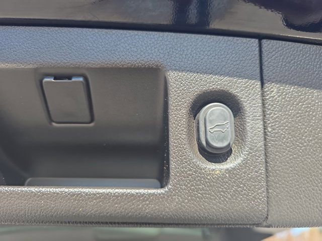 Used 2017 Cadillac Escalade Premium Luxury image 15