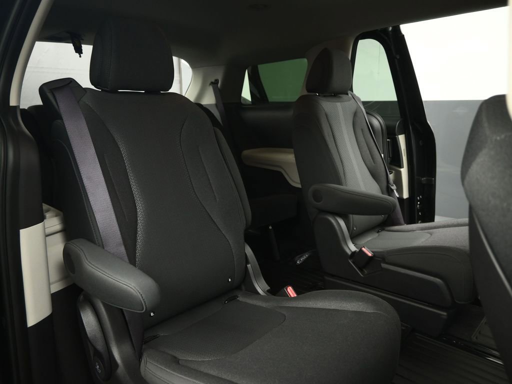 Used 2024 Kia Carnival LX image 64