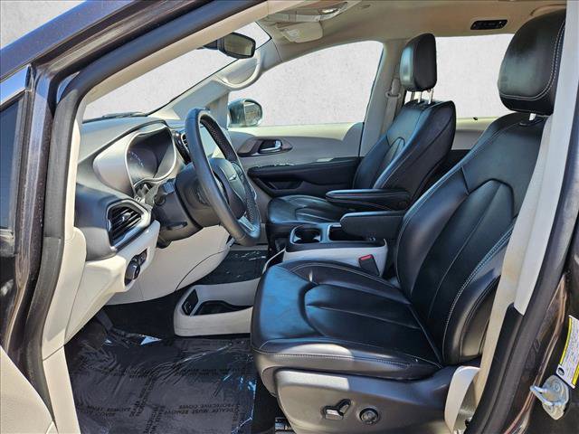 Used 2023 Chrysler Pacifica Touring-L FWD image 21