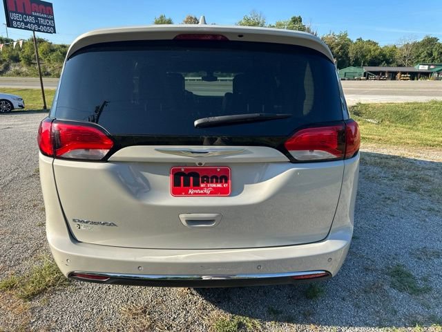 Used 2017 Chrysler Pacifica Touring-L Plus w/ Tire & Wheel Group FWD image 9