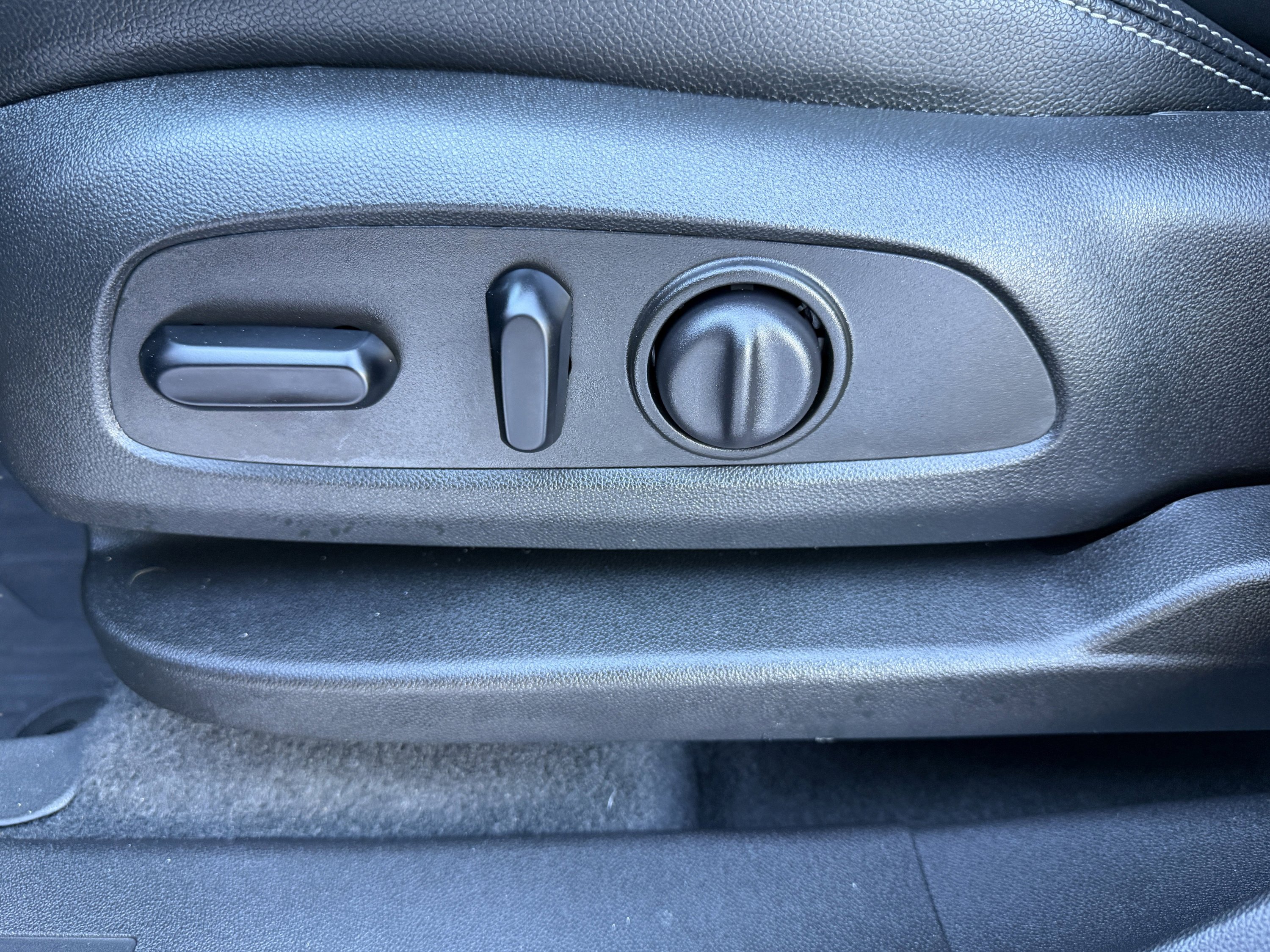 Used 2023 GMC Terrain SLT w/ Infotainment Package II image 31