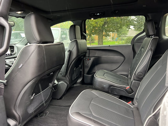 Used 2025 Chrysler Pacifica Limited FWD image 41