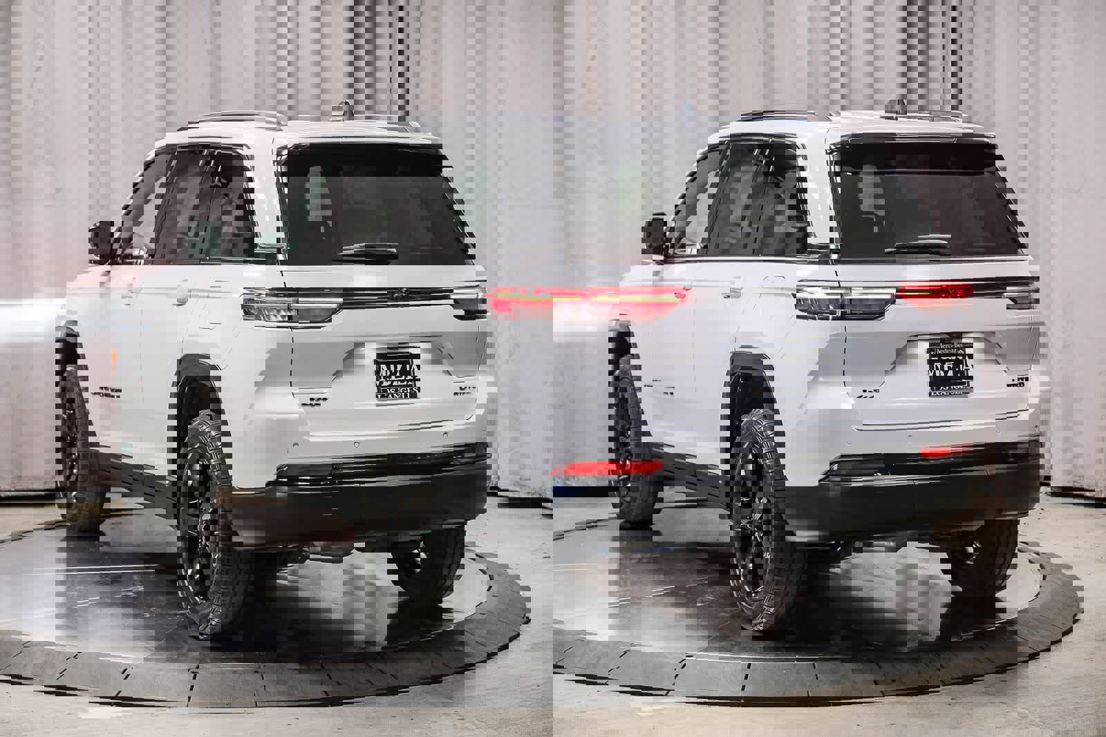 Used 2023 Jeep Grand Cherokee Limited w/ Black Appearance Package image 2