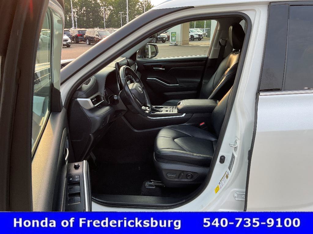 Used 2021 Toyota Highlander XLE AWD/4WD image 25