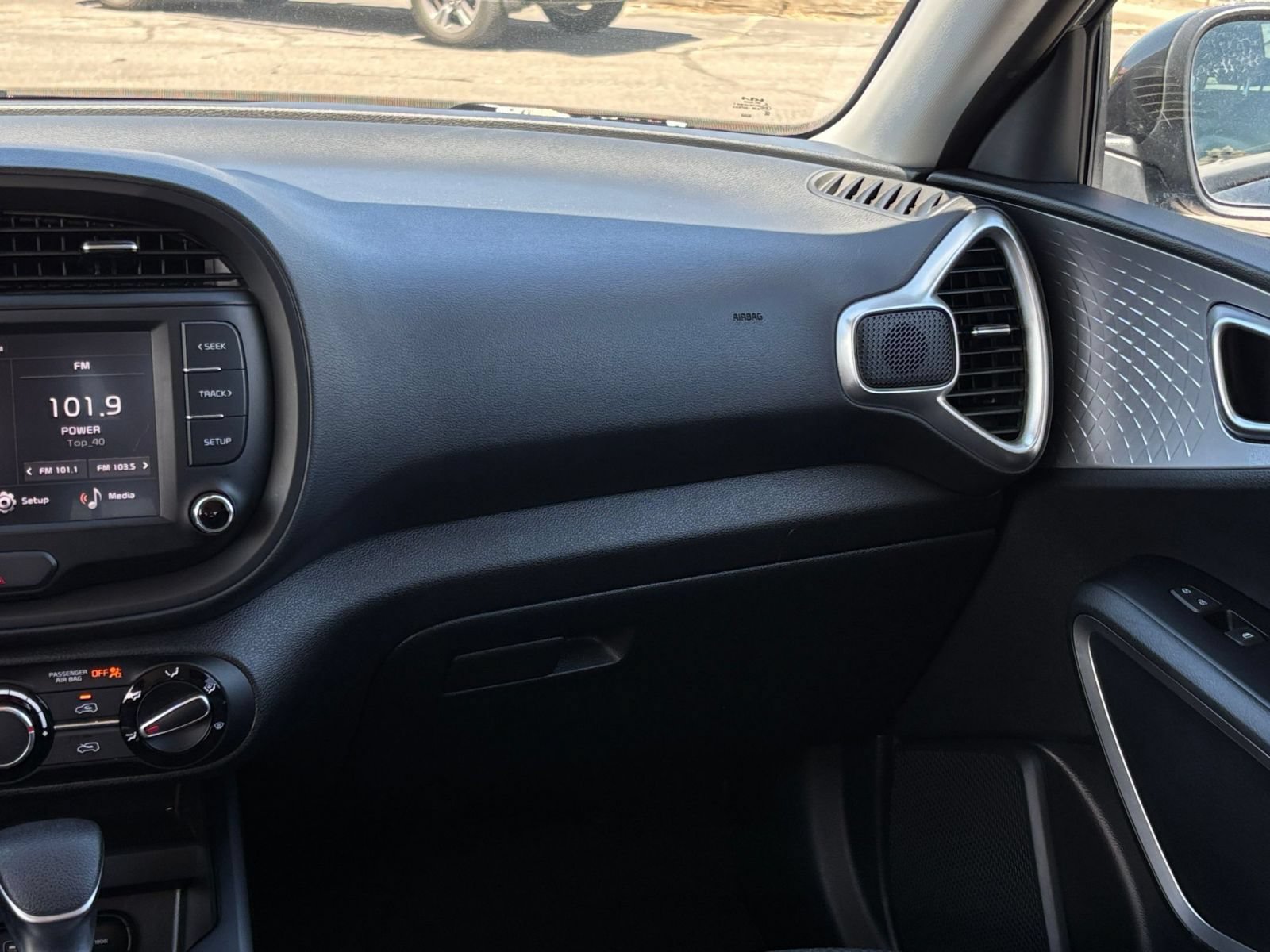Used 2025 Kia Soul LX w/ LX Technology Package FWD image 32