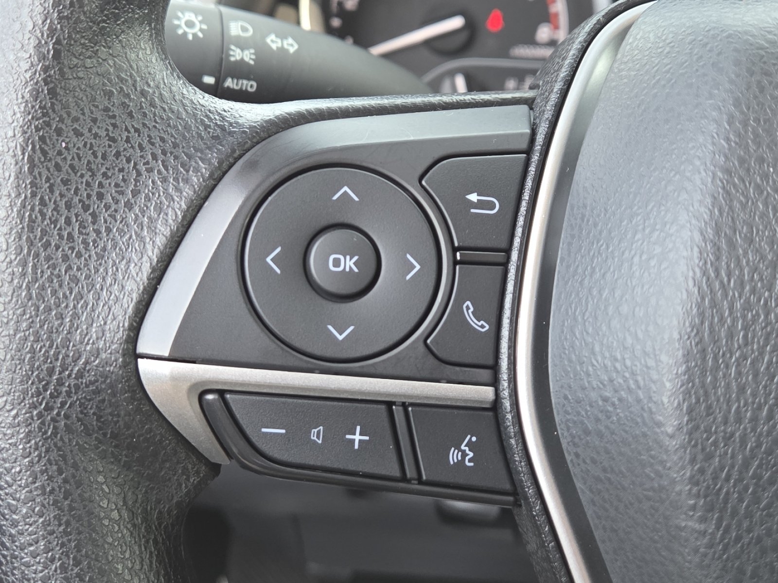 Used 2022 Toyota Camry LE w/ Carpet Mat Package (TMS) FWD image 32
