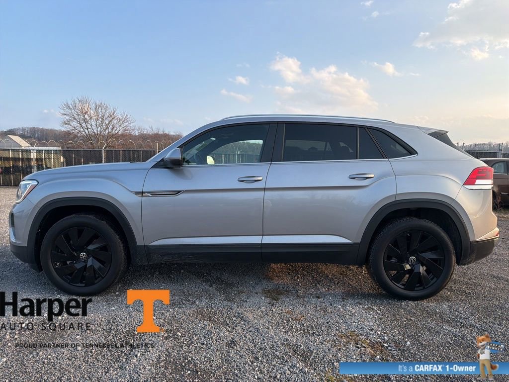 Used 2025 Volkswagen Atlas Cross Sport SE w/ Panoramic Sunroof Package image 2