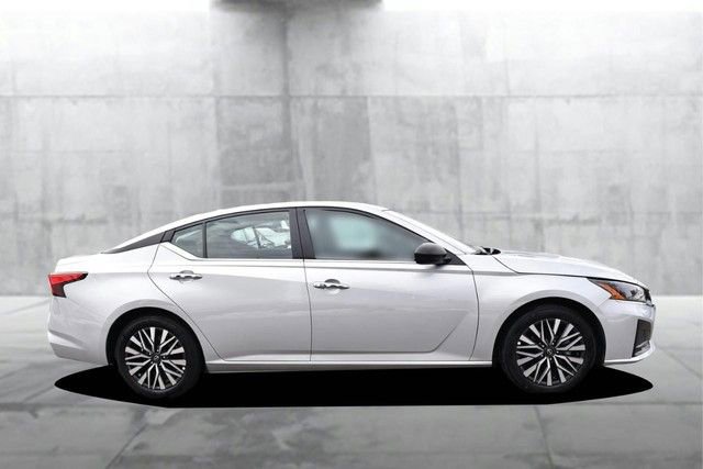 Certified 2025 Nissan Altima 2.5 SV image 5