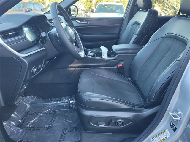 New 2025 Jeep Grand Cherokee Altitude image 4