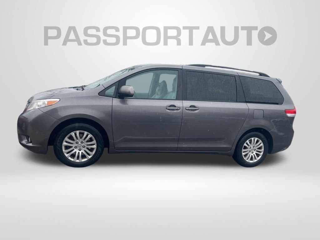 Used 2013 Toyota Sienna XLE image 12