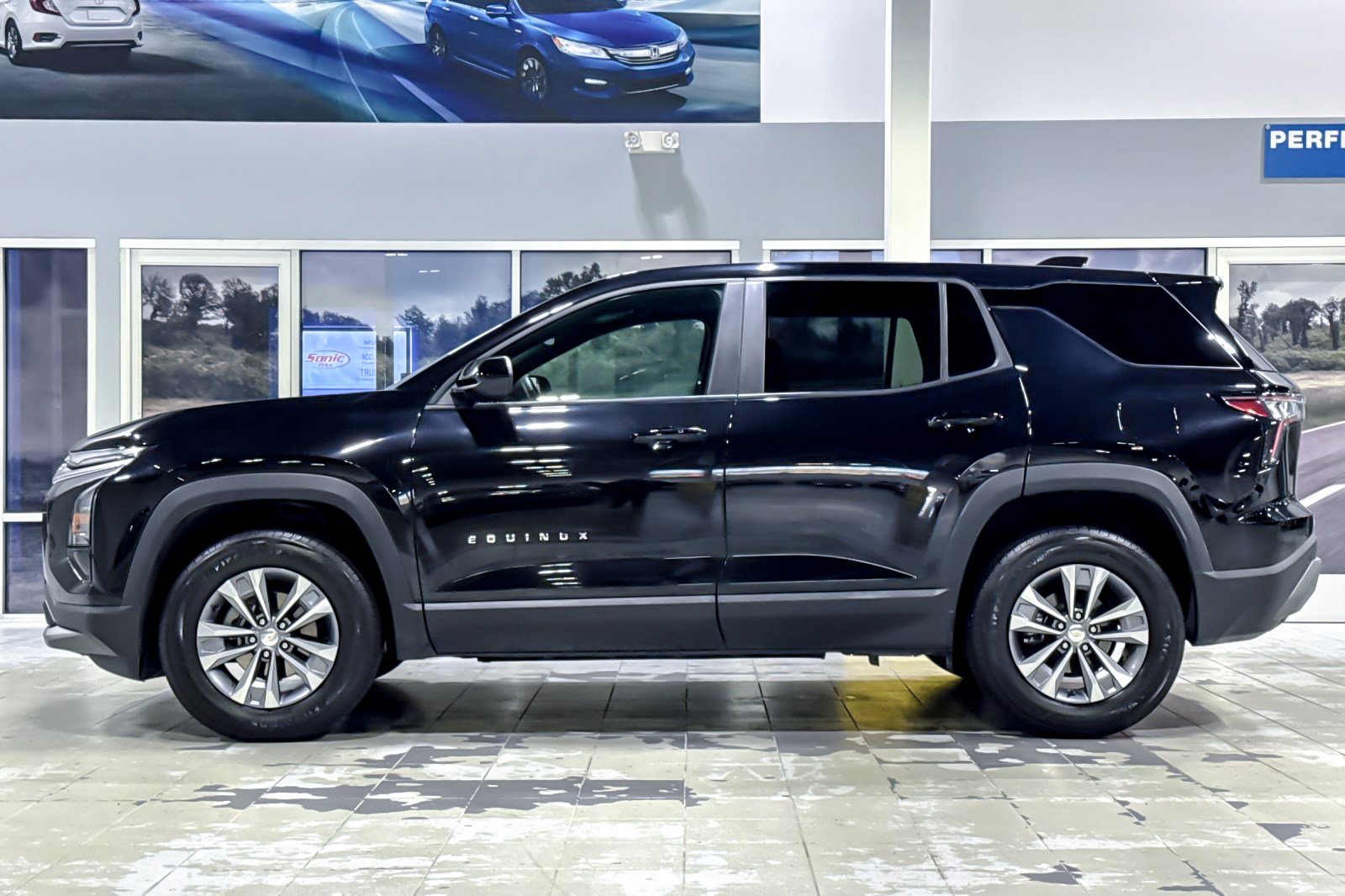 Used 2025 Chevrolet Equinox LT FWD image 2