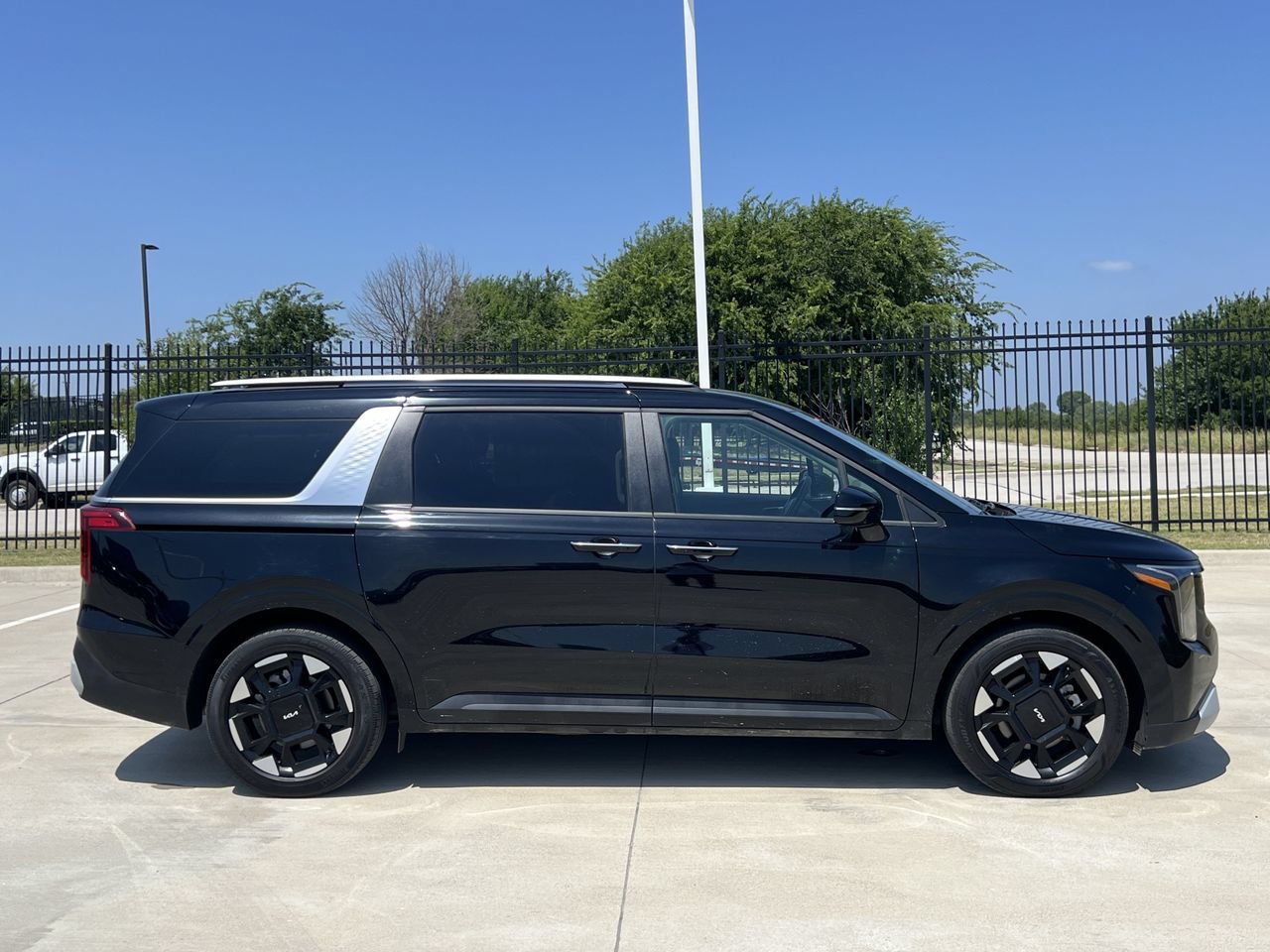 Used 2025 Kia Carnival EX FWD image 3