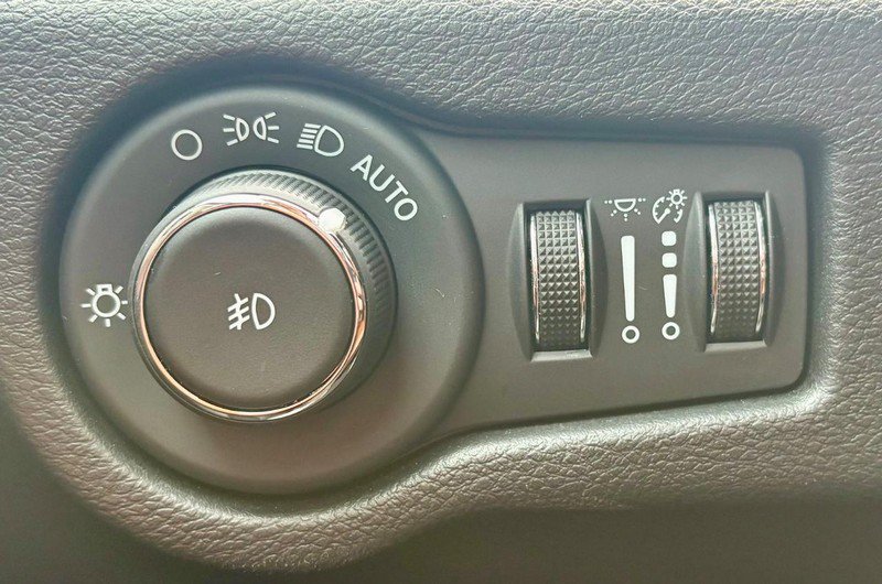 Used 2025 Chrysler Pacifica Pinnacle FWD image 21