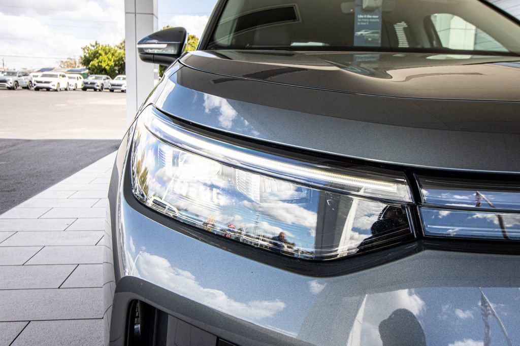 Certified 2025 Volkswagen Tiguan SE image 6