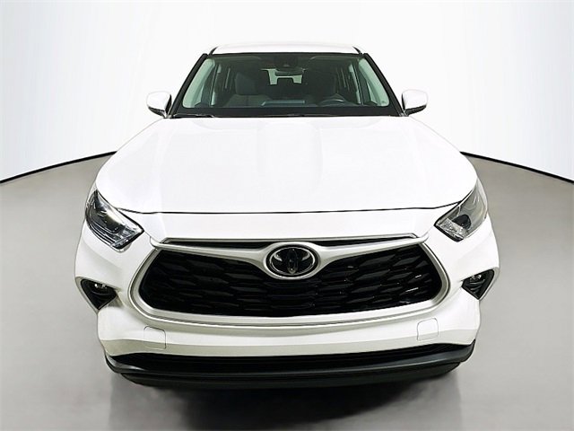 Used 2023 Toyota Highlander LE image 2
