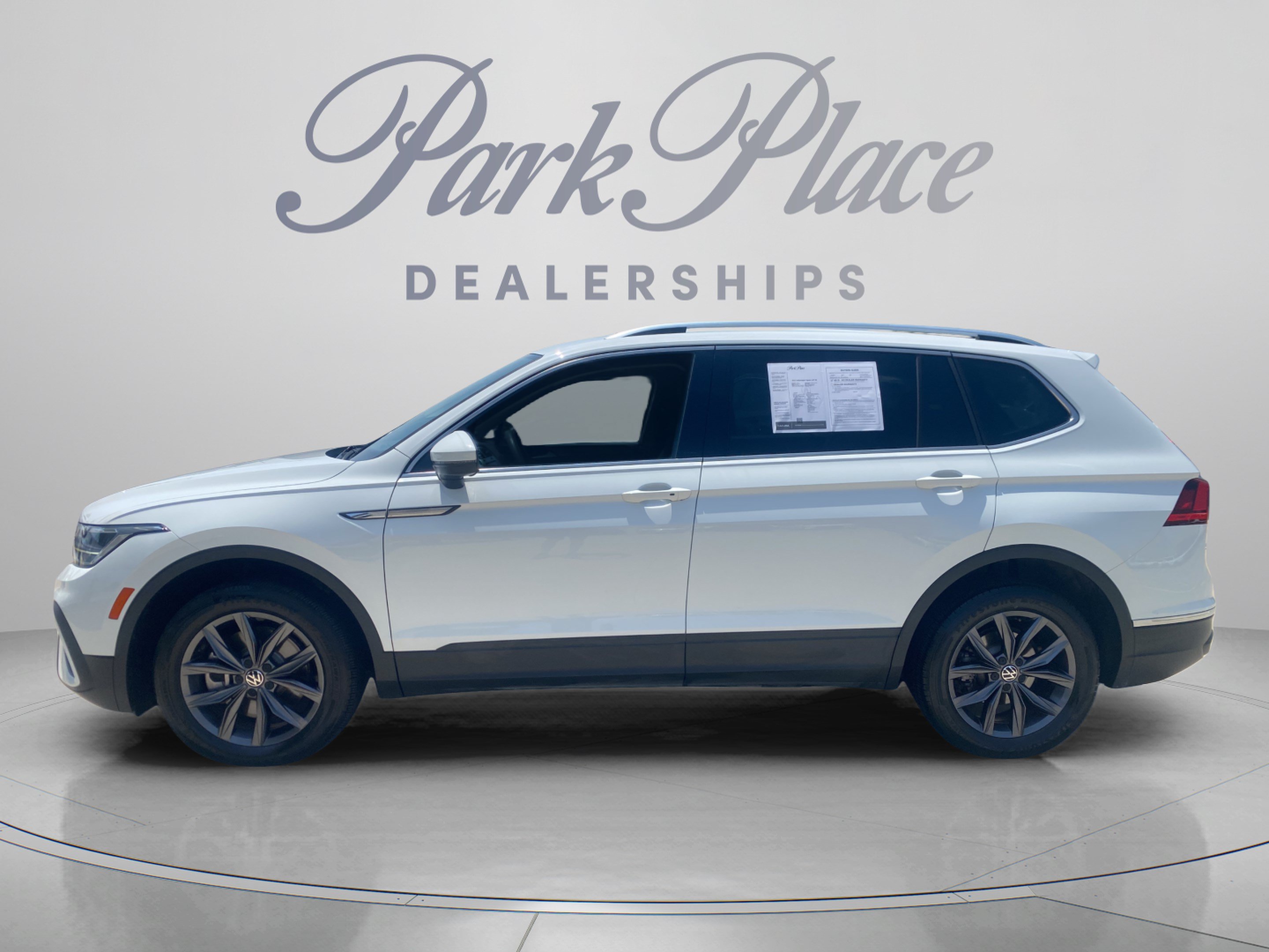 Used 2022 Volkswagen Tiguan SE FWD image 2