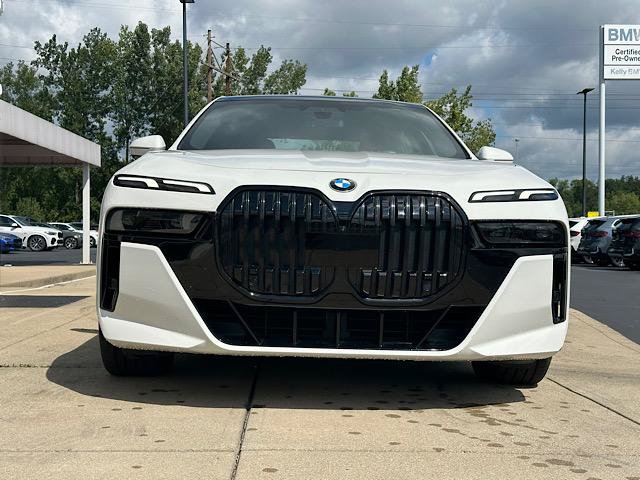 Used 2023 BMW 760i xDrive AWD/4WD image 2