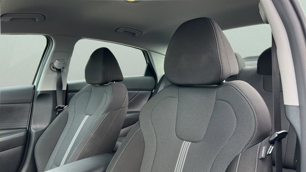 Certified 2025 Hyundai Elantra SE image 13