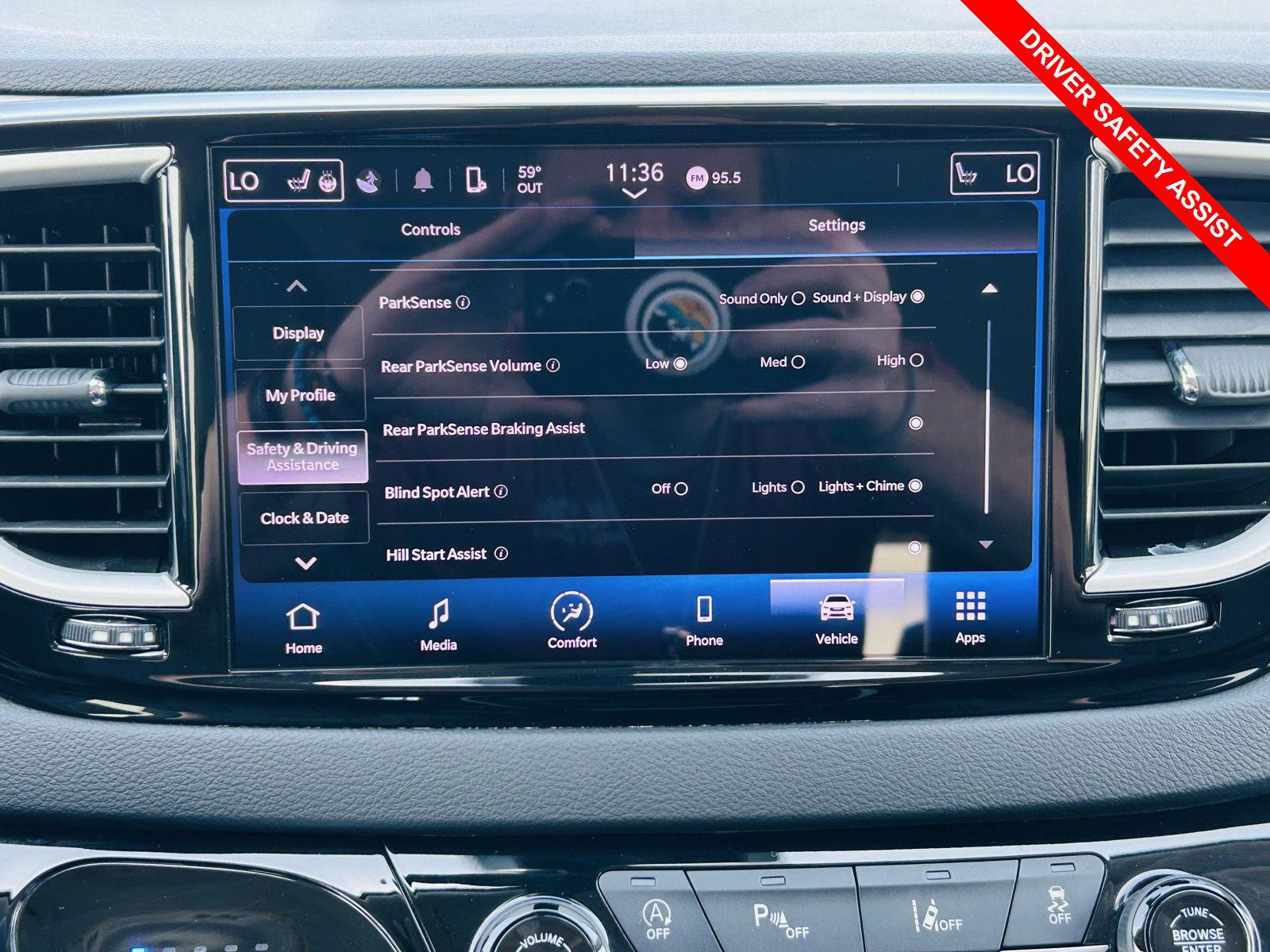 Used 2023 Chrysler Pacifica Touring-L image 8