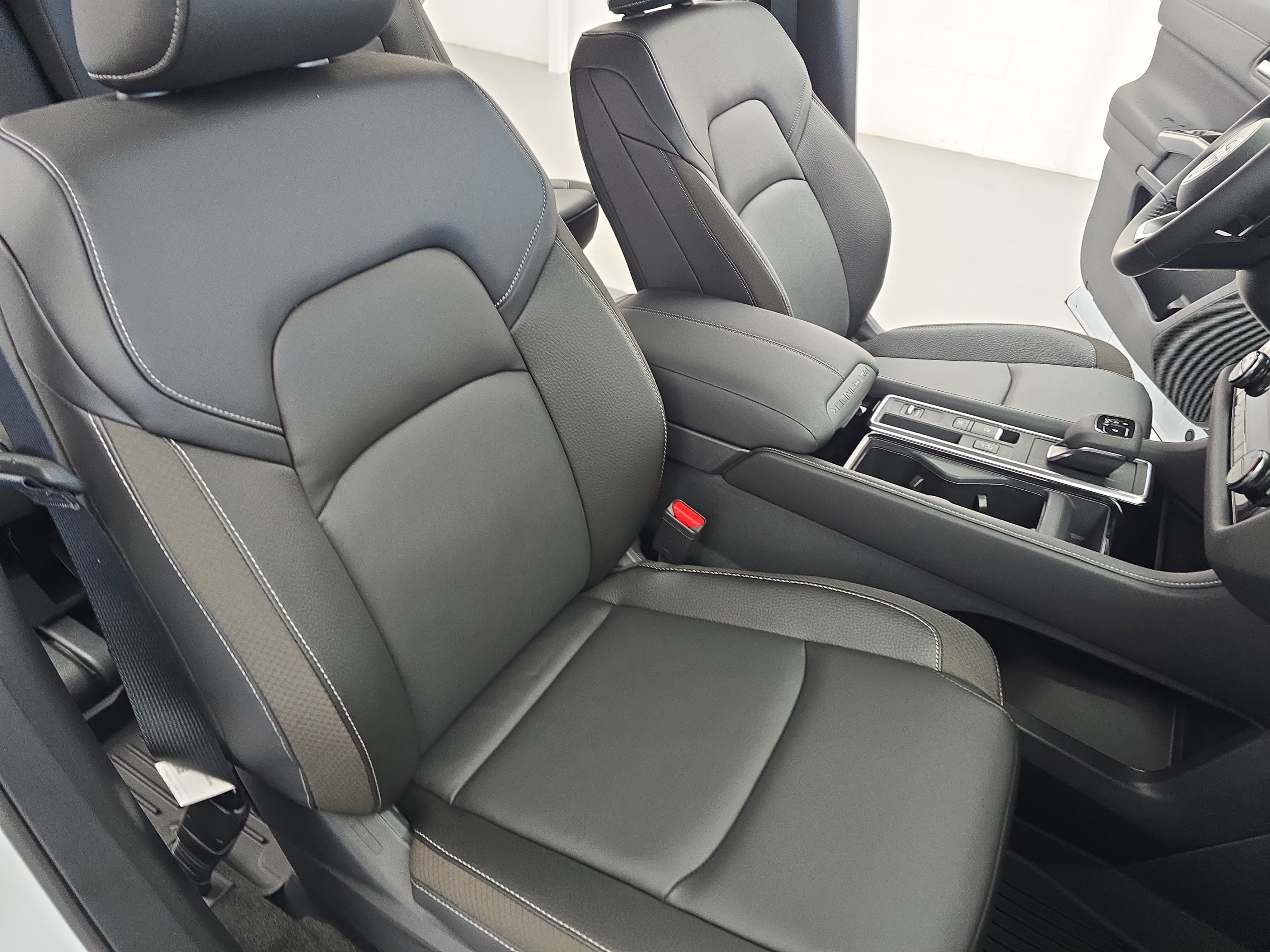 New 2025 Nissan Pathfinder SL w/ Black Appearance Package image 10