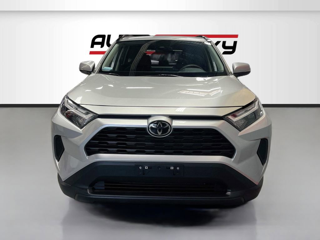 Used 2025 Toyota RAV4 XLE AWD/4WD image 2