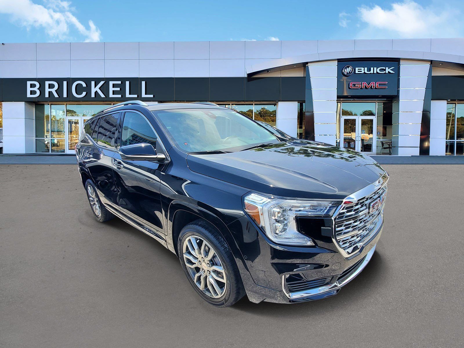 Used 2024 GMC Terrain Denali w/ Denali Premium Package AWD/4WD image 2