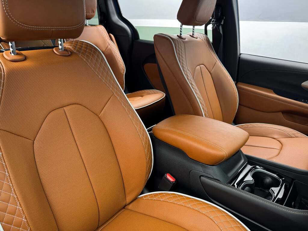 New 2026 Chrysler Pacifica Pinnacle w/ Trailer Tow Group image 24