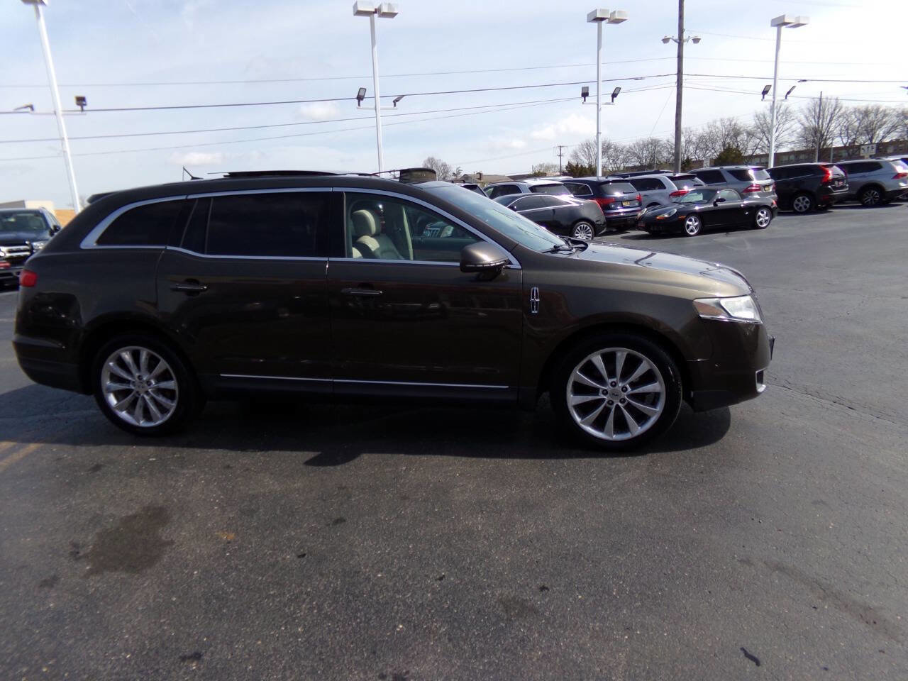 Used 2011 Lincoln MKT AWD w/ Elite Pkg image 4