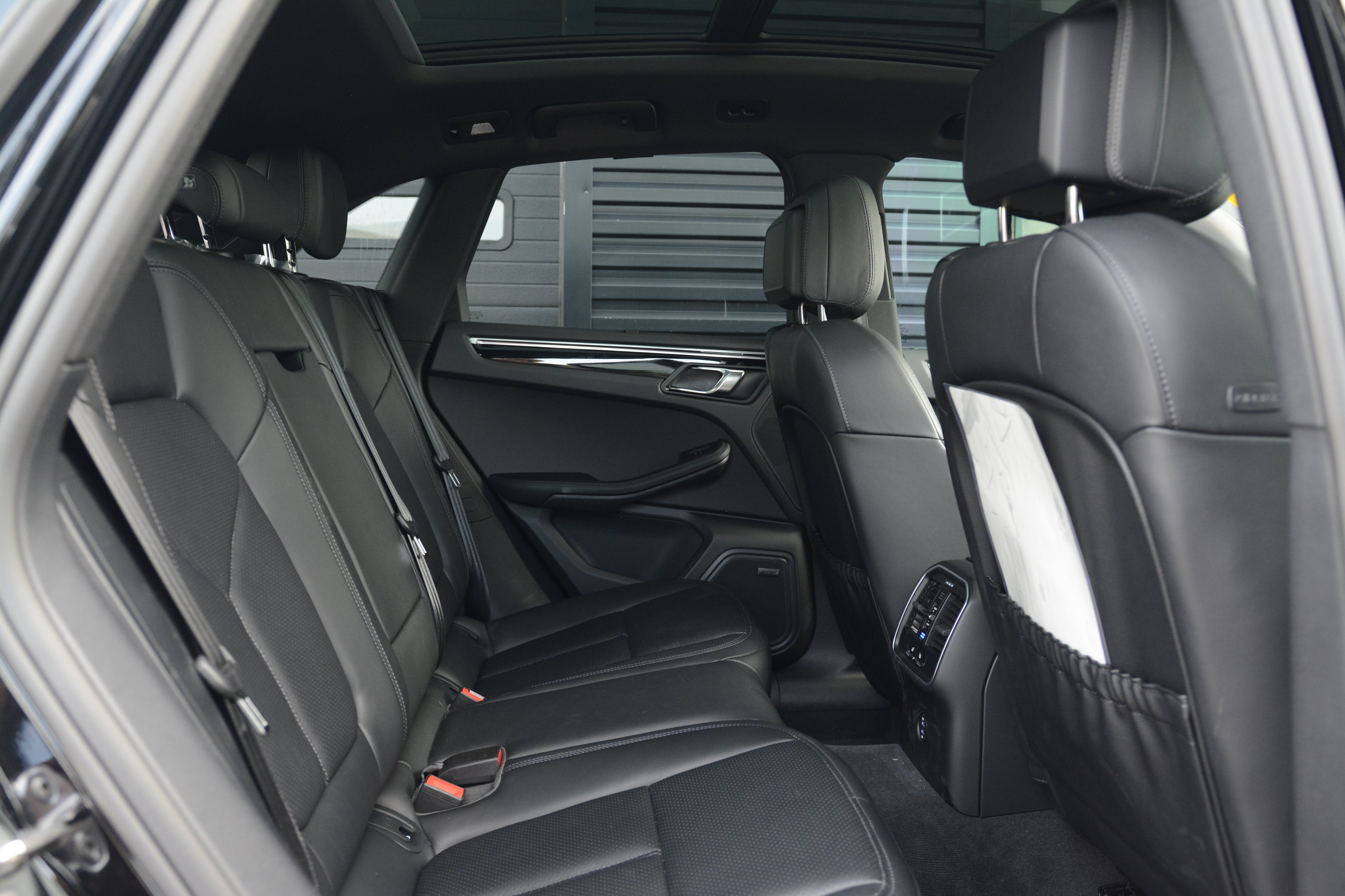 Certified 2026 Porsche Macan Turbo AWD/4WD image 35