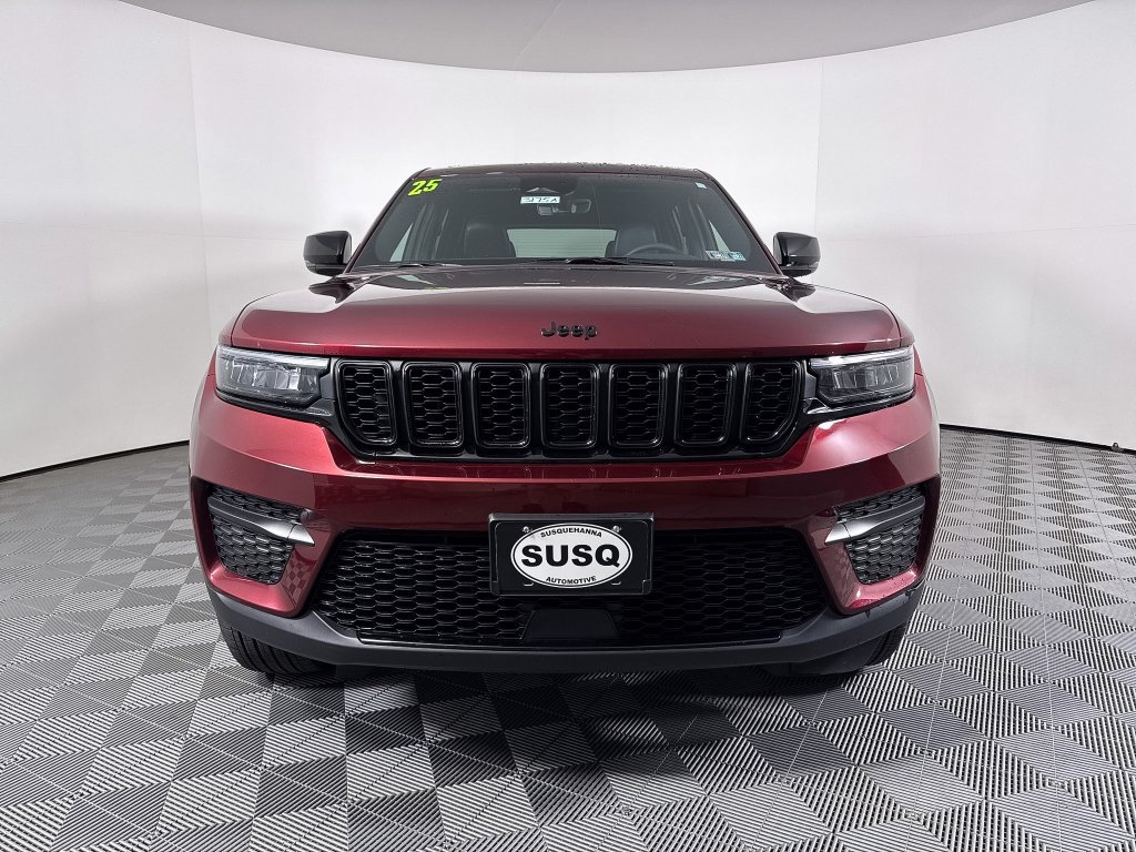 Used 2025 Jeep Grand Cherokee Altitude AWD/4WD image 2