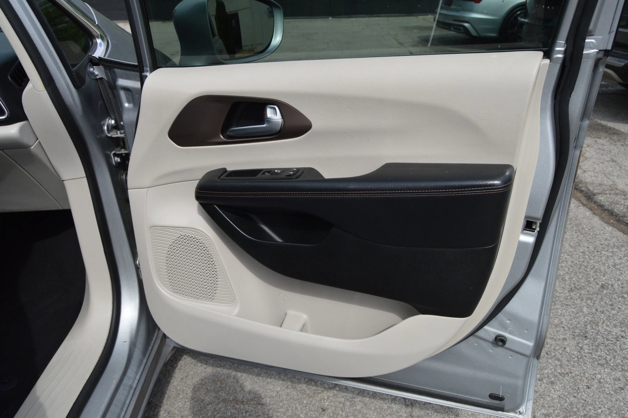 Used 2018 Chrysler Pacifica Touring-L w/ Advanced Safetytec Group FWD image 22