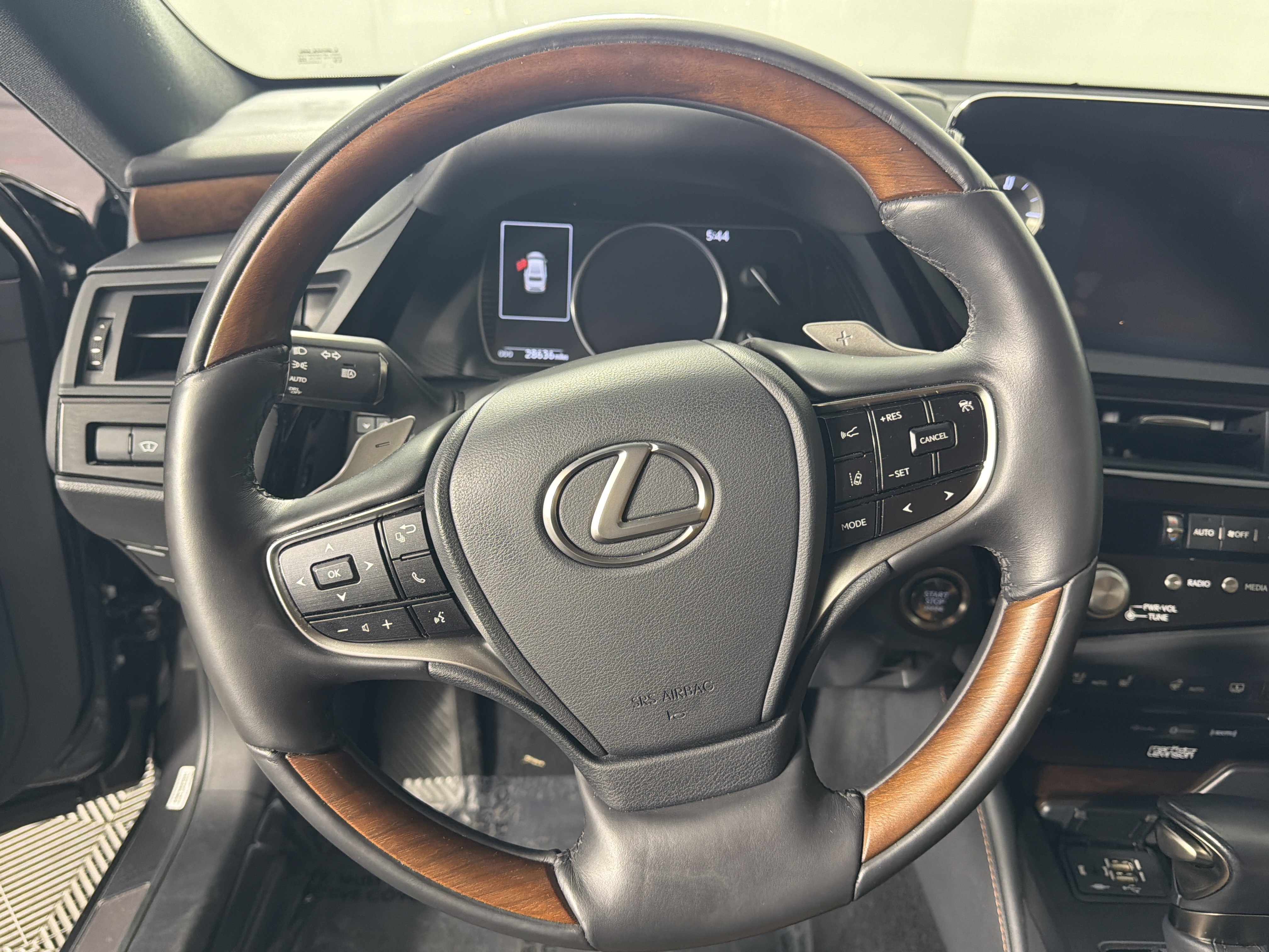 Used 2022 Lexus ES 350 w/ Luxury Package image 9